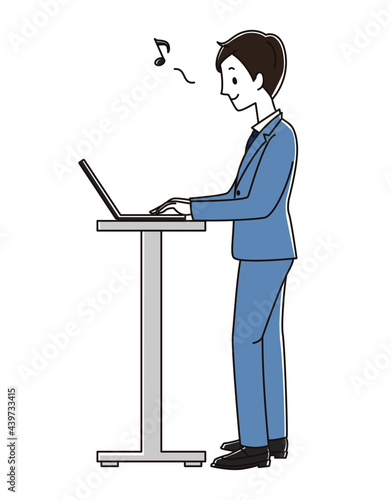 鼻歌を歌いながらスタンディングワークをするビジネスマン