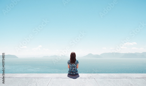 Sitting woman lookint at the horizon