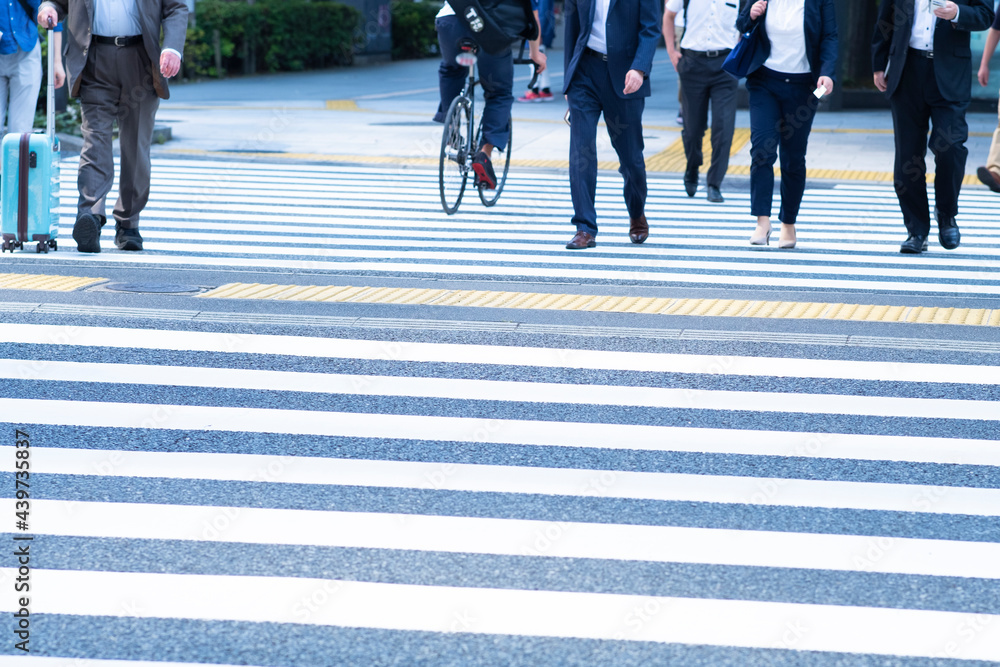 Obraz premium ビジネス街を歩くサラリーマン