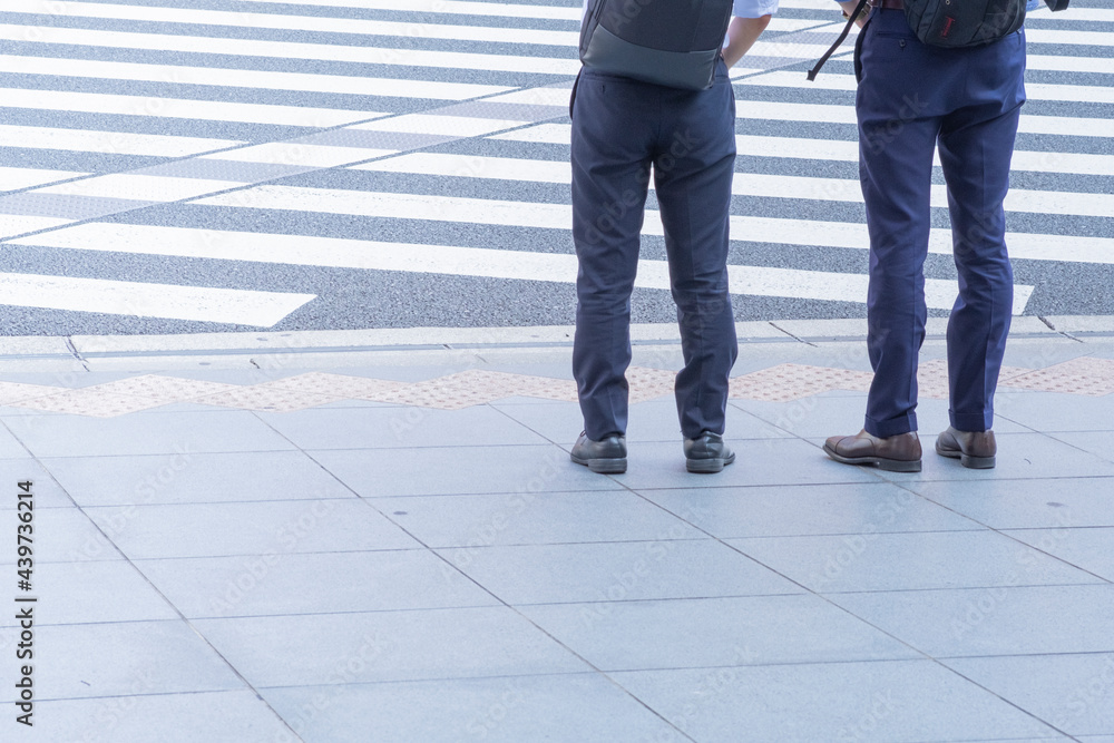 Obraz premium ビジネス街を歩くサラリーマン