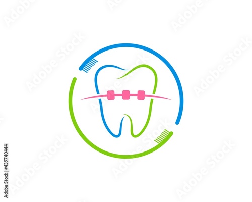 Circular tooth brush with tooth bracket inside