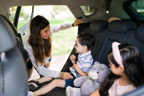 Quadro su tela Woman running errands with my children