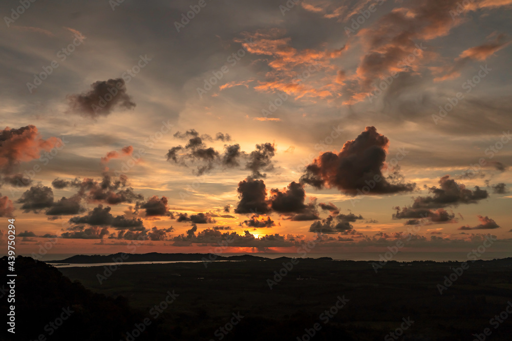 Obraz premium sunset on the hilltop sea clouds