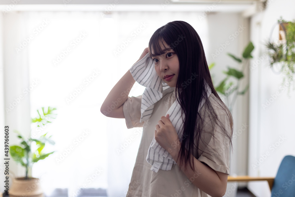 自室で髪を乾かす女子大生 自室で髪を乾かす女子大生