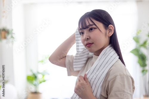 Free Download 自室で髪を乾かす女子大生 - GFXLoad