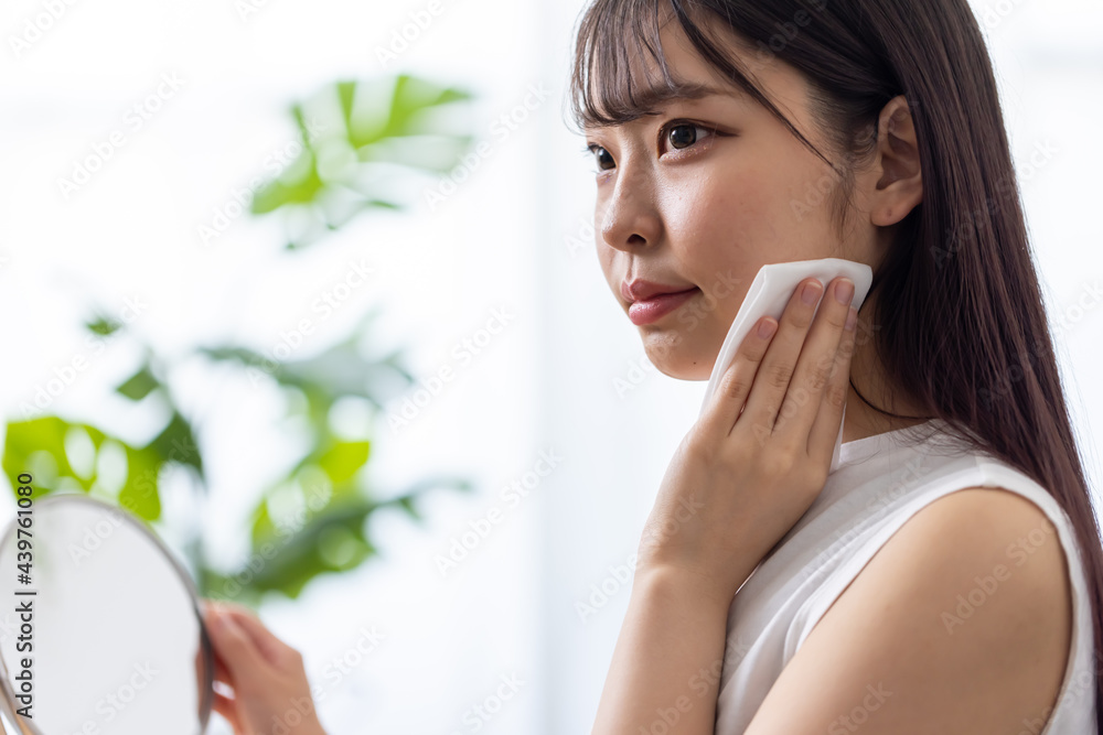 若いうちからスキンケアに努める女性