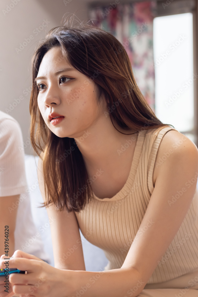 お家でゲームを楽しむ女性