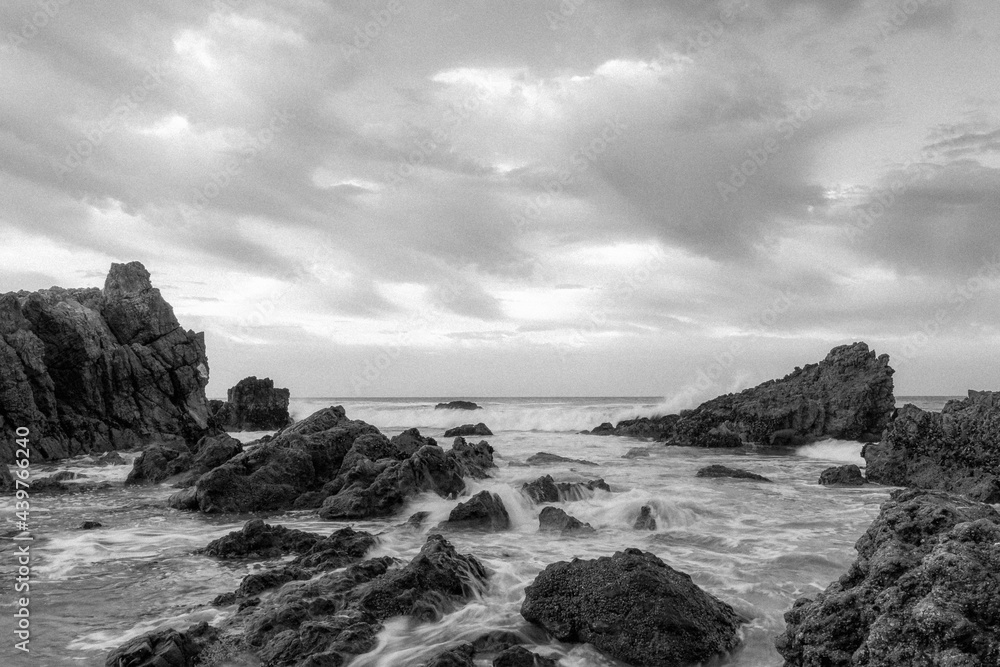 Obraz premium Monochrome photo of Leo Carrillo Beach at sunrise.