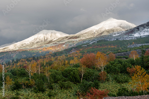 【北海道】十勝岳連峰の紅葉と雪景色