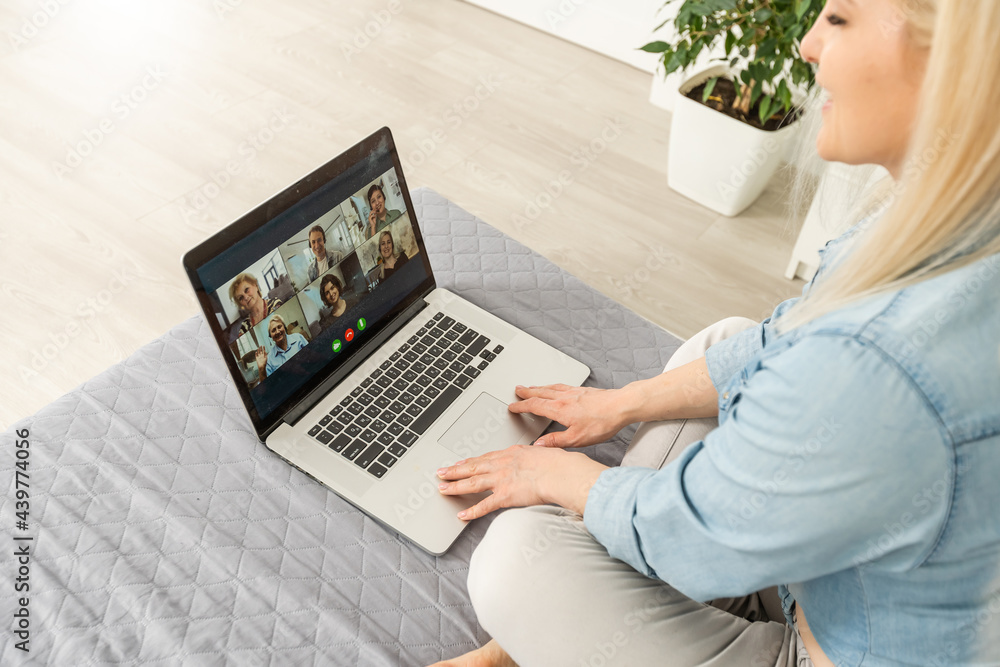 Naklejka premium Woman Video Chatting With friends On Laptop