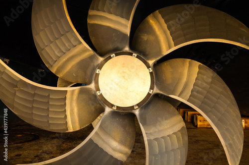 фотографія New ship's seven-blade bronze propeller, close-up.