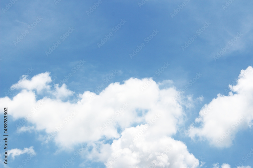 Fototapeta premium Blank sky surface with small clouds