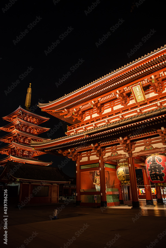 浅草寺 ライトアップされた宝蔵門と五重塔 浅草寺 ライトアップされた宝蔵門と五重塔