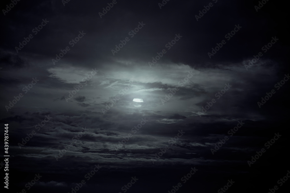 Fototapeta premium Cloudy full moon night