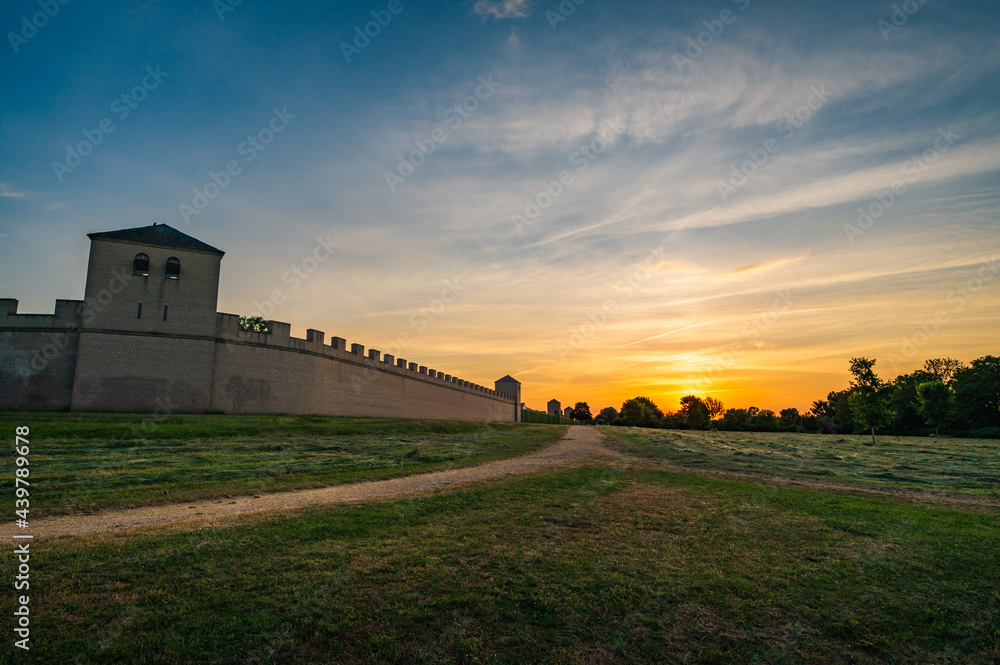 Abendhimmel über der römischen Stadtmauer des Archäologischen Park Xanten (APX) - NRW