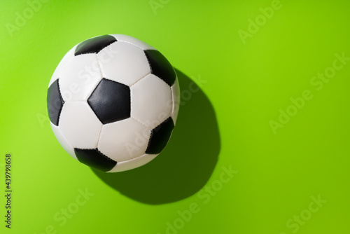 Foto top view of soccer ball on green background, concept football time