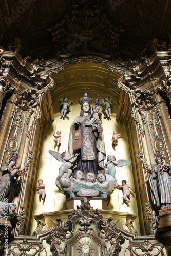 Foto baroque altarpiece in a church (carmelitas e carmo) in porto (portugal)