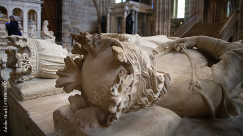 Konstfotografi Slow travel in Paris - discovering the little things: figures of a french king a
