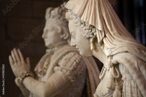 Slow travel in Paris - discovering the little things: Statues of a french king and queen in a church photo