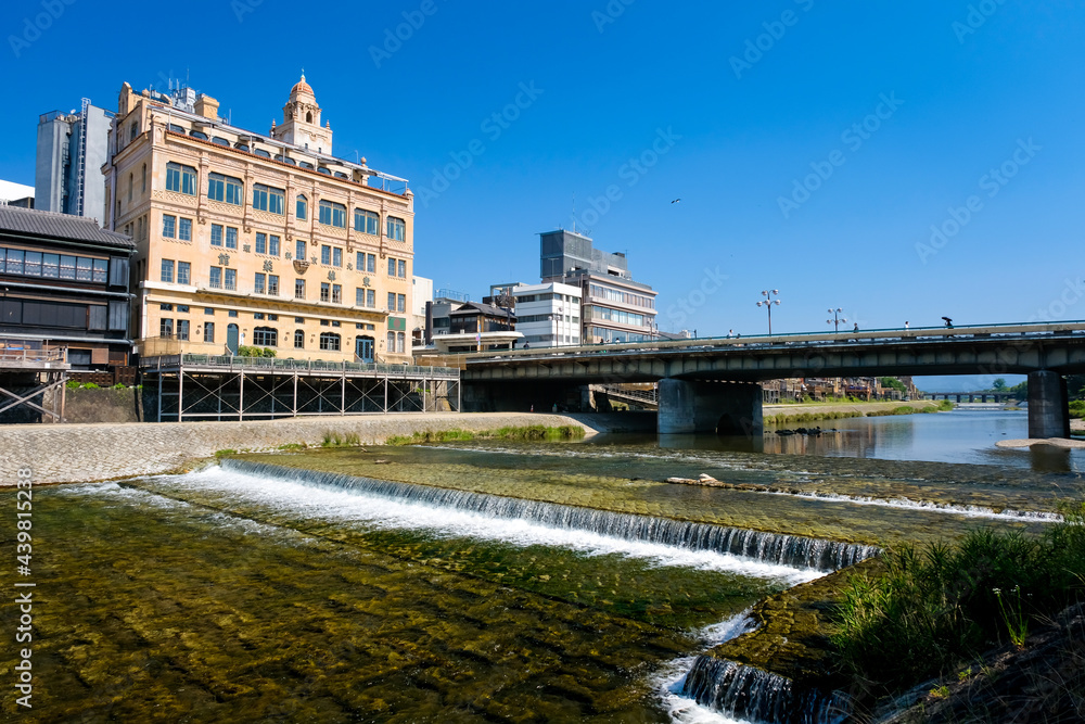 Fototapeta premium 京都市 鴨川と四条大橋