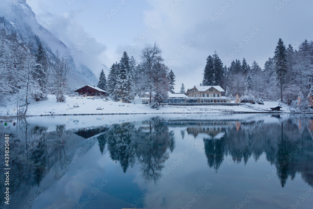 Wunderschöner Bergsee in den Schweizer Alpen im Winter, Schweiz
