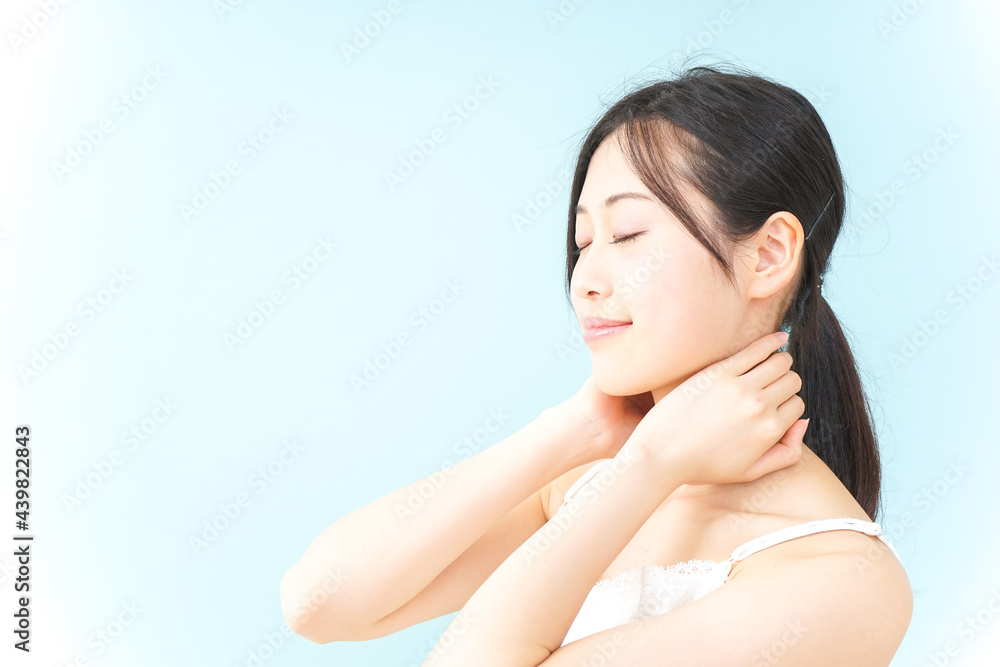 Naklejka premium ボディケアをする若い女性