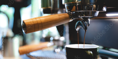 Foto professional barista making espresso coffee to a drink cup in cafe, beverage caf