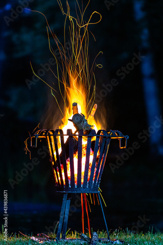 Feuerkorb am Sommerabend im Garten 