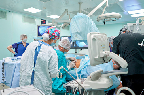 Quadro su tela surgeon performs kidney surgery