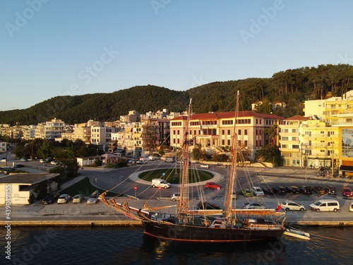 Foto Aerial View Old Wooden Antique Pirate Ship With British, United kingdom Of Great Britain And Northern Ireland Flag In Port Of Igoumenitsa