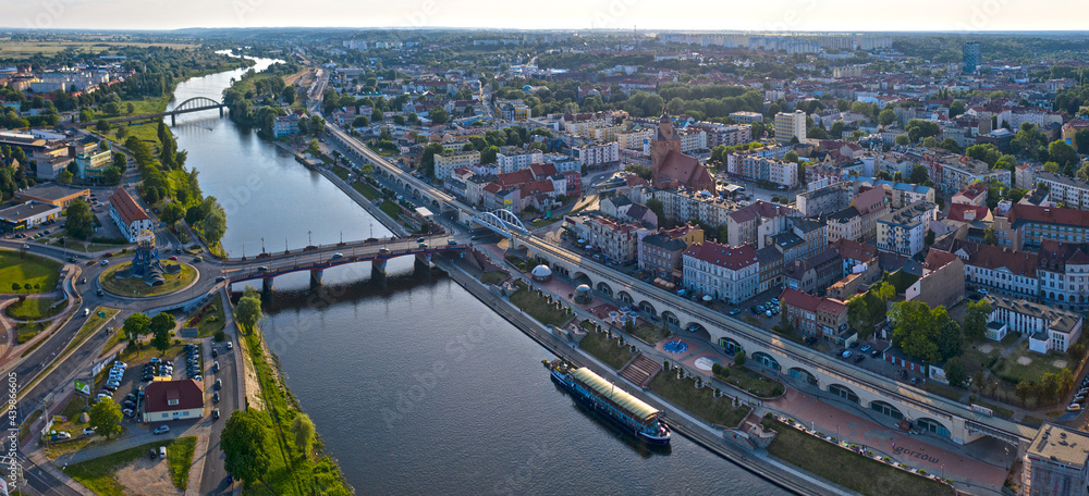 Letnia panorama centrum miasta Gorzów Wielkopolski, w tle Most Staromiejski, wieża Dominanta, Spichlerz, Bulwar Wschodni - obrazy, fototapety, plakaty 