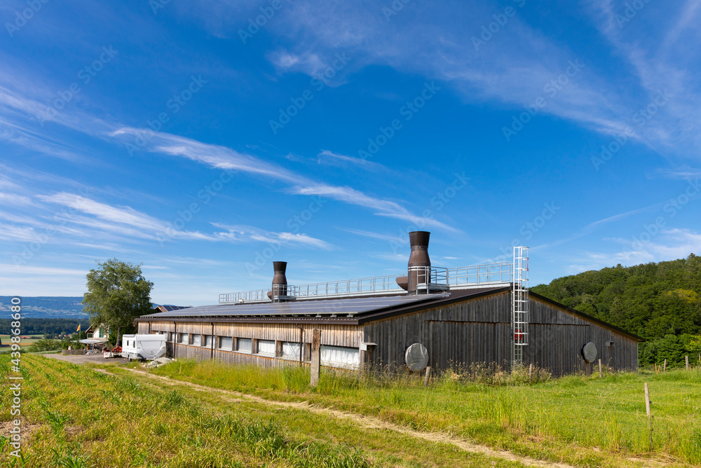 moderne oekologische hühnerhalle mit solardach und wäremtauscher minergie-a wegen klimawandel moderne oekologische hühnerhalle mit solardach und wäremtauscher minergie-a wegen klimawandel