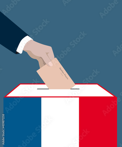 main qui met un bulletin de vote dans une urne
