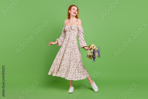 Fotografía Full body photo of cute curly hairdo young lady hold bouquet look empty space we