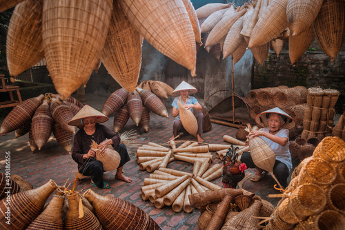 Obraz na plátně Vietnamese fishermen are doing basketry for fishing equipment at morning in Thu Sy Village, Vietnam