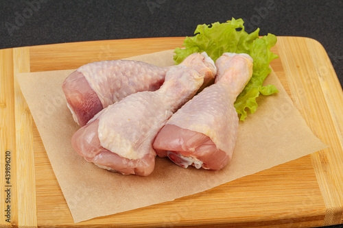 Raw chicken drumsticks for cooking