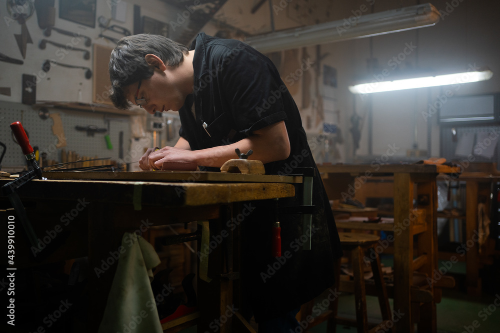 Guitar Atelier Luthier Studio.
Guitar Atelier Luthier Studio.