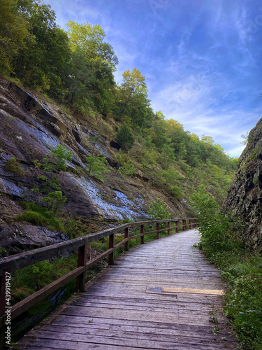 Φωτογραφία Wooden Path Through Mountain Paw Paw Tunnel Chesapeake and Ohio Historic Canal T