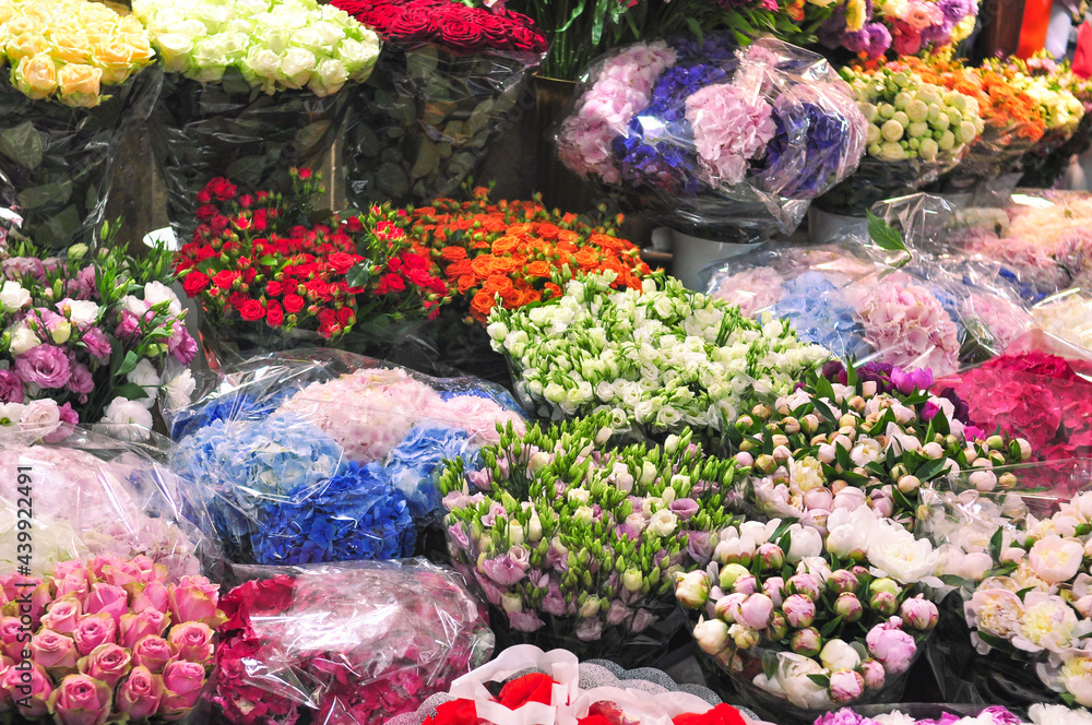 Fototapeta premium sale of bouquets of flowers in the subway passage