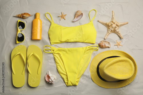 Obraz na plátně Flat lay composition with beach objects on sand