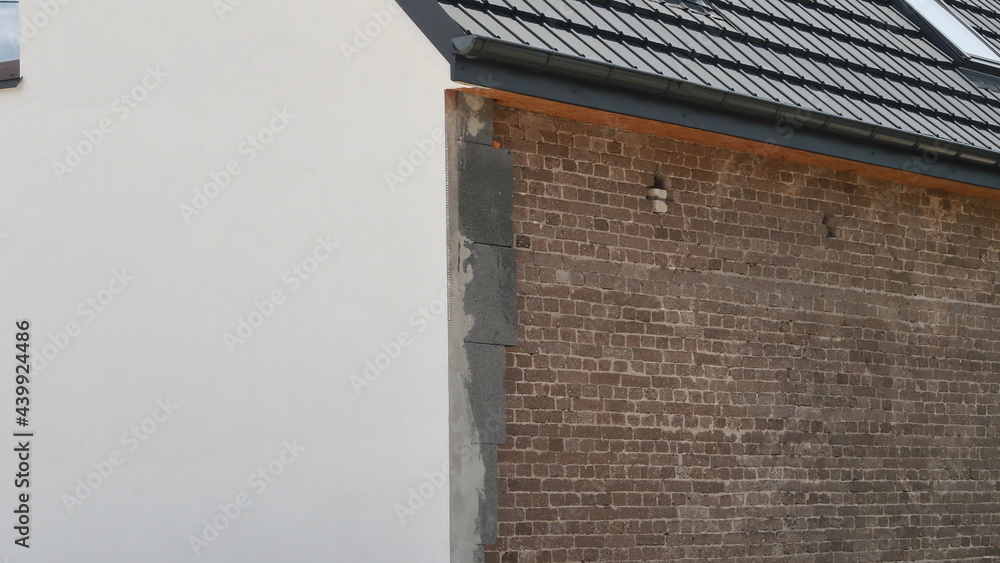 ocieplenie starego domu z cegły szarej - obrazy, fototapety, plakaty 