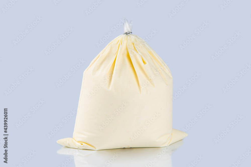 bolsa de natilla o crema en un fondo blanco de estudio Stock Photo | Adobe  Stock
