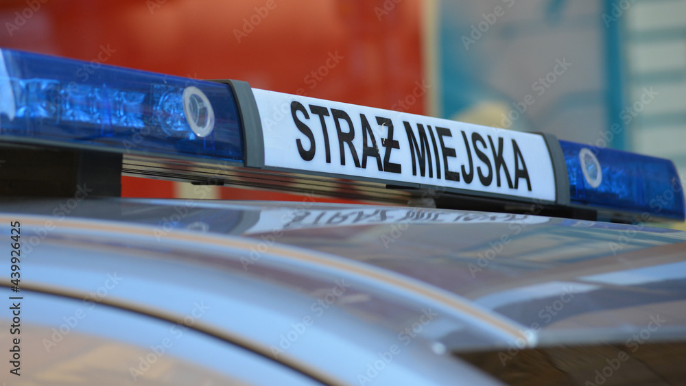 Znak straż miejska na dachu radiowozu  polskiej policji. - obrazy, fototapety, plakaty 