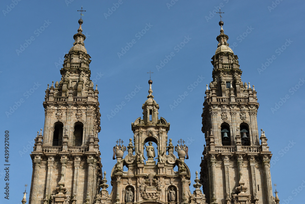 Vista parcial de la Catedral de Santiago con cielo azul en el año Xacobeo
