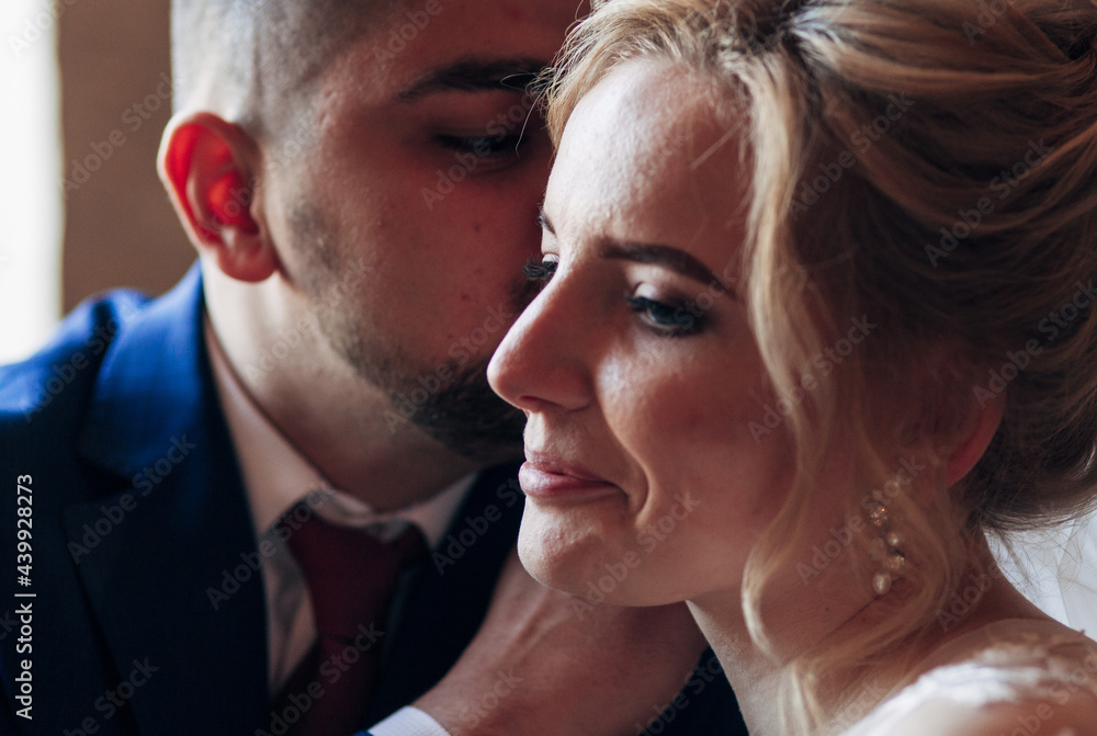 Naklejka premium newlyweds in a restaurant with wooden decor