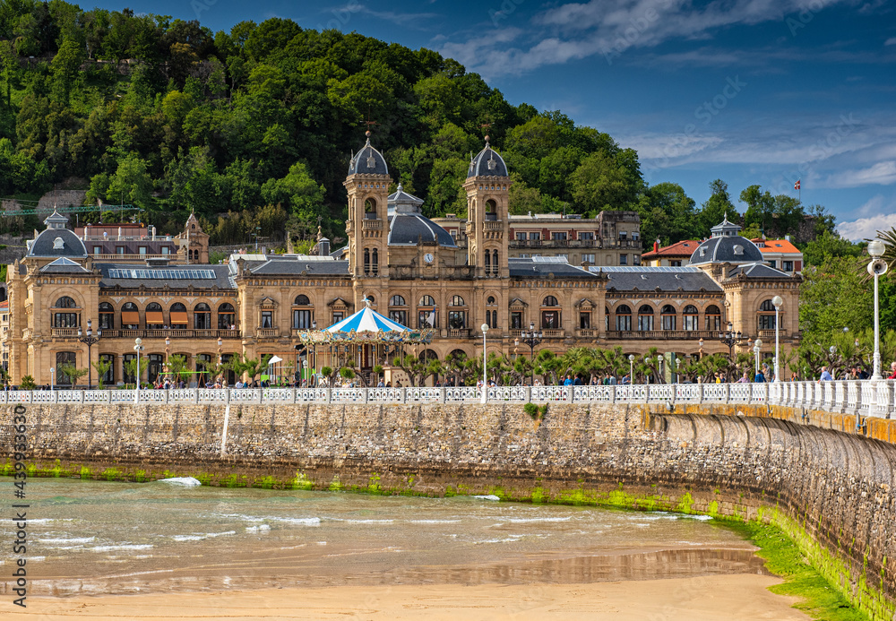 Naklejka premium Nice beach with the old town of San Sebastian, Spain