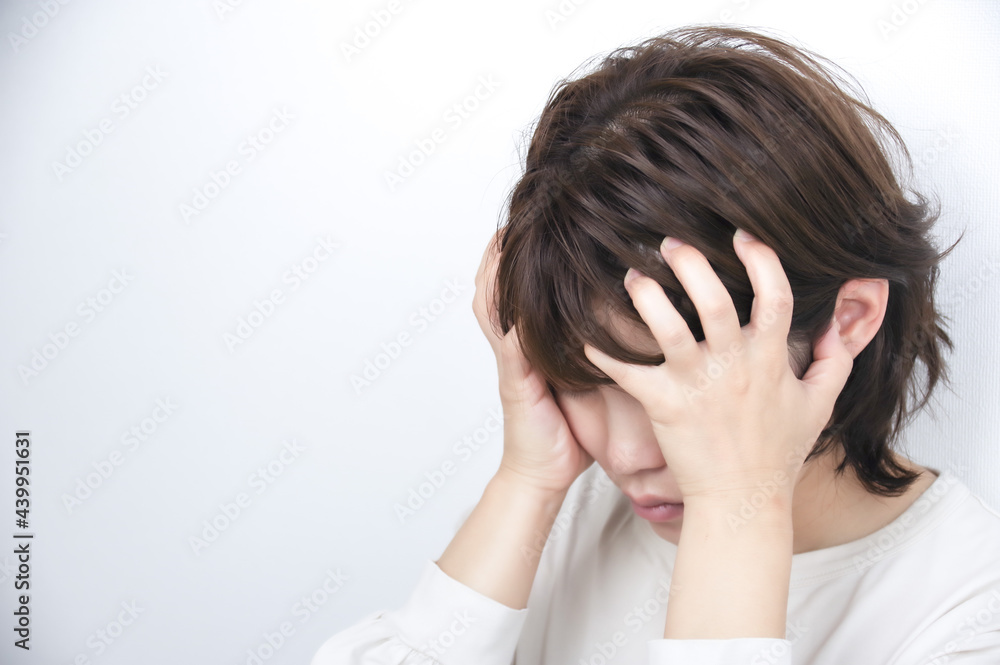 頭を抱える女性 頭を抱える女性