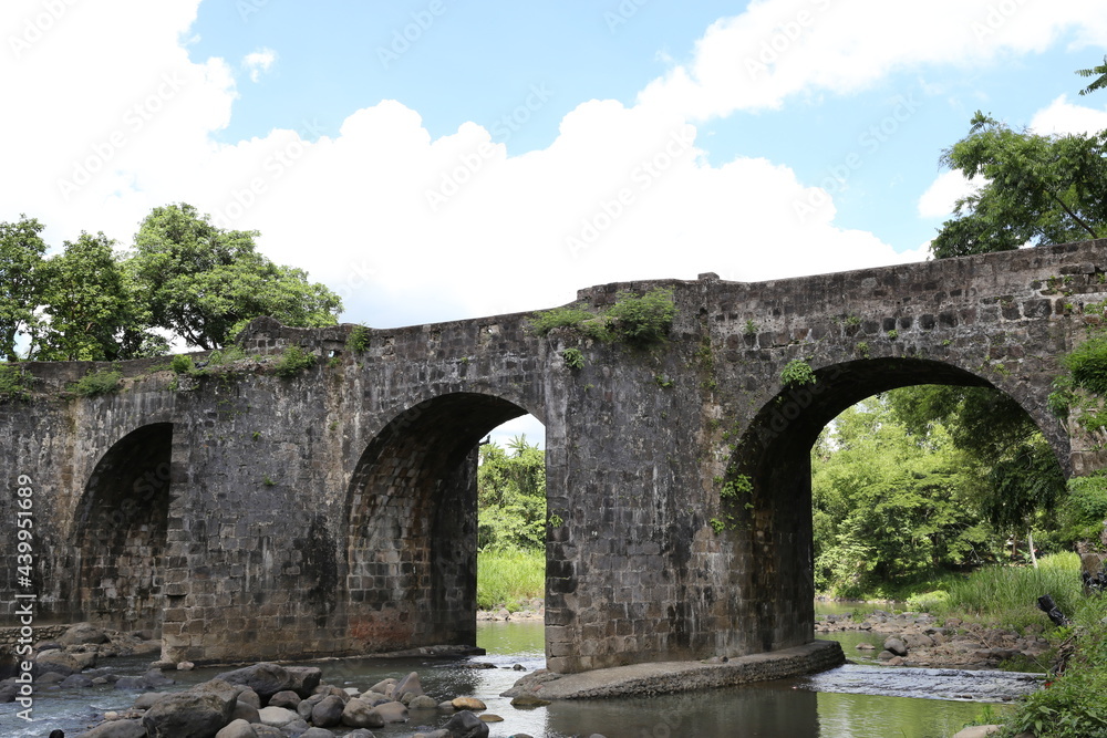 Tayabas Malagonlong Bogenbrücke ist eine der ältesten Brücken, sie ist 136 Meter lang. Die Brücke wurde zwischen 1840 und 1850  gebaut, sie überquert den Dumaca Fluss, Quezon, Philippinen