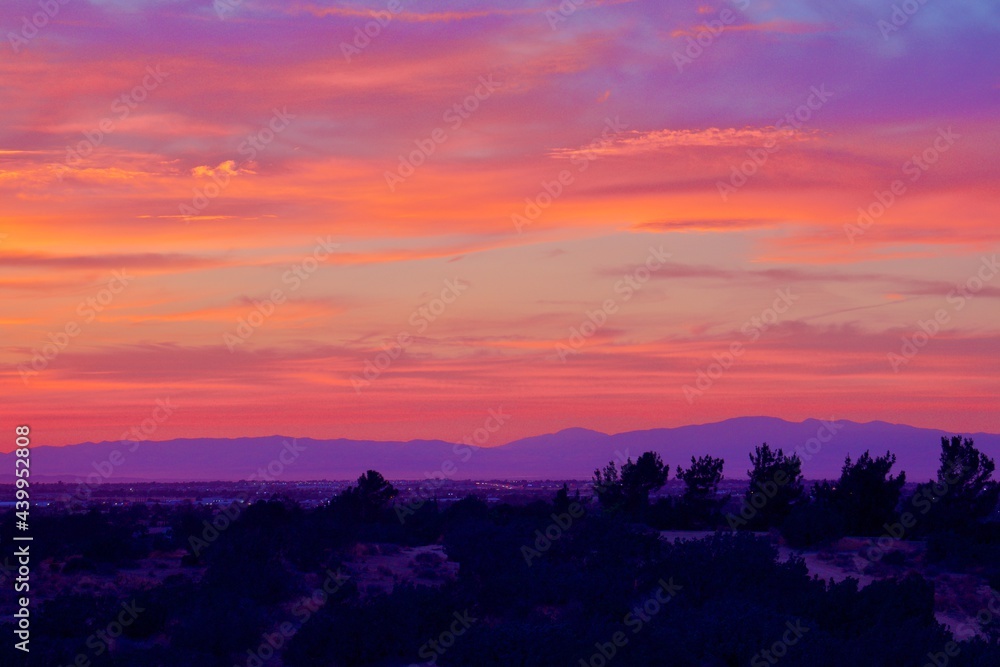 Fototapeta premium Beautiful Sunset In The Southern California Desert City Palmdale