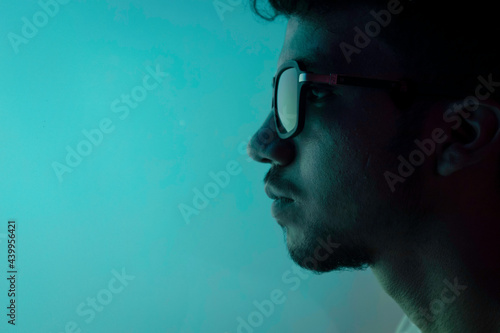 man with sunglasses, fondo de colo azul
